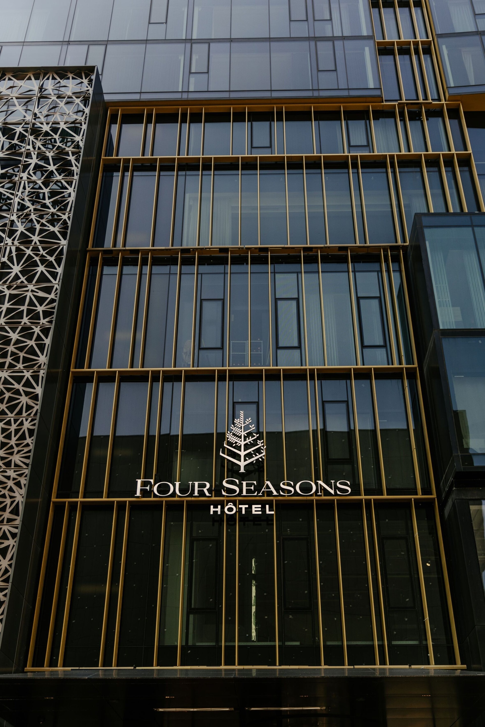 Four Seasons Hôtel Montréal cover Four Seasons Hôtel Montréal cover